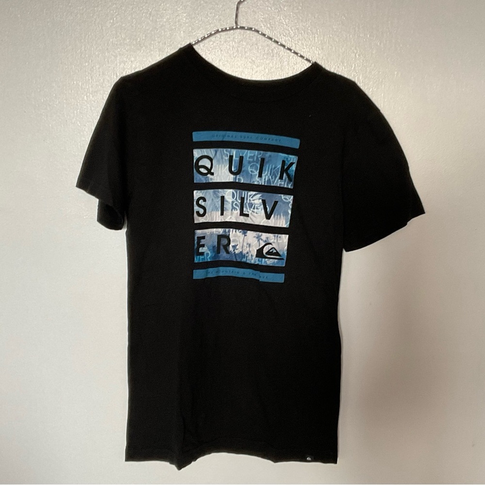 Quicksilver Black Tee w/ Blue Design. Boy Size XL